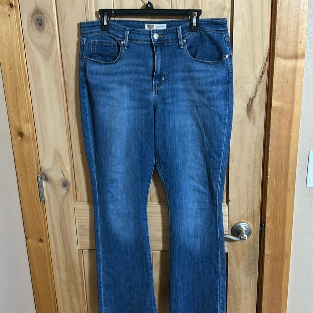 Levi’s Signature Mid-Rise Bootcut Jeans